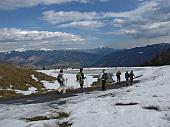 Da Parre panoramica salita al Rifugio e Monte Vaccaro nella primaverile domenica del 28 marzo 2010